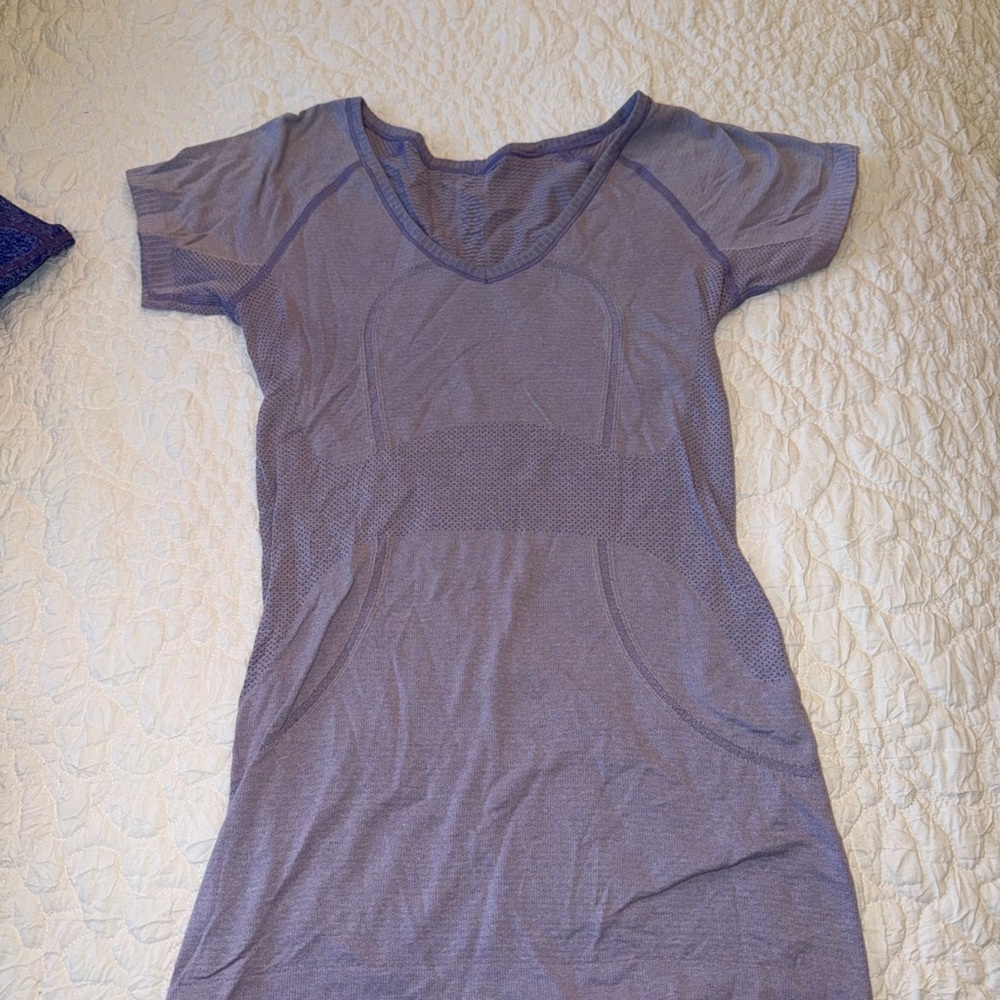 Lululemon Women's light Purple swiftly tech short sleeve shirt. Sz 4